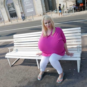 Sightseeing tour with the worlds biggest boobs