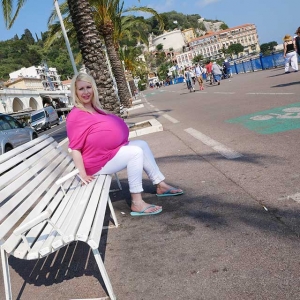 Sightseeing tour with the worlds biggest boobs