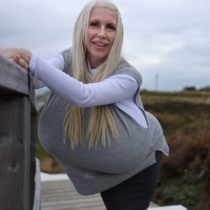 Beshine is standing in the middle of the heath landscape of Sylt