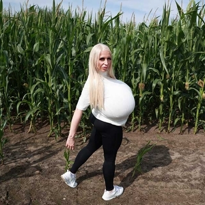 Beshine and her bustiest boobs are discovering a cornfield