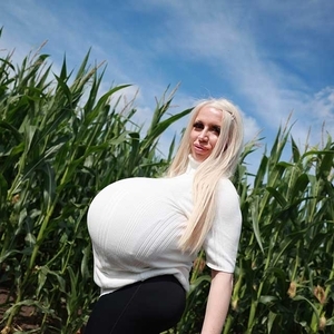 Beshine and her bustiest boobs are discovering a cornfield