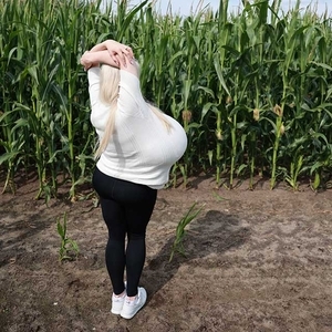 Beshine and her bustiest boobs are discovering a cornfield