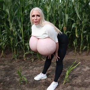Beshine and her bustiest boobs are discovering a cornfield