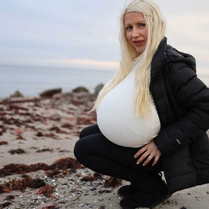 Winter beach walk with Beshine and her unique and majestic colossal rack