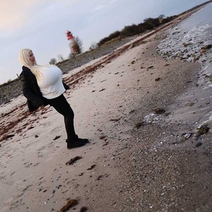 Winter beach walk with Beshine and her unique and majestic colossal rack