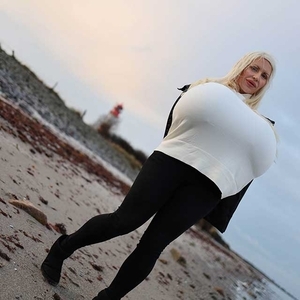 Winter beach walk with Beshine and her unique and majestic colossal rack