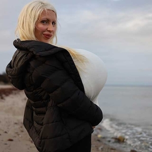Winter beach walk with Beshine and her unique and majestic colossal rack