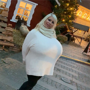 Largest breasts in the world on a Xmas market