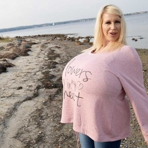 The largest breast implants ever that are installed into a female body